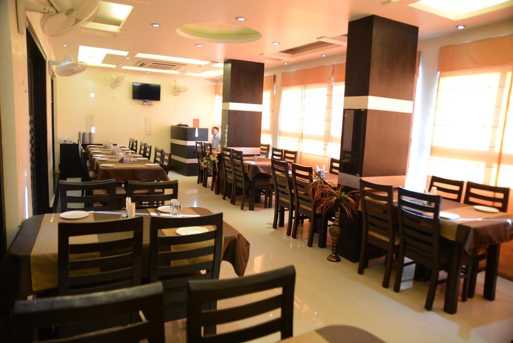 Divine Destination Hotel Benares Buitenkant foto