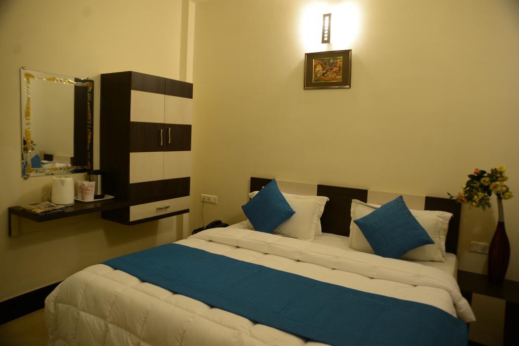 Divine Destination Hotel Benares Buitenkant foto
