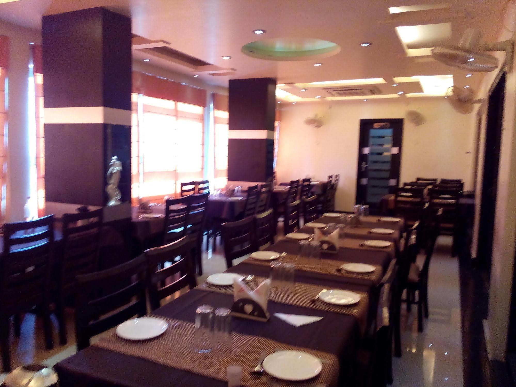 Divine Destination Hotel Benares Buitenkant foto