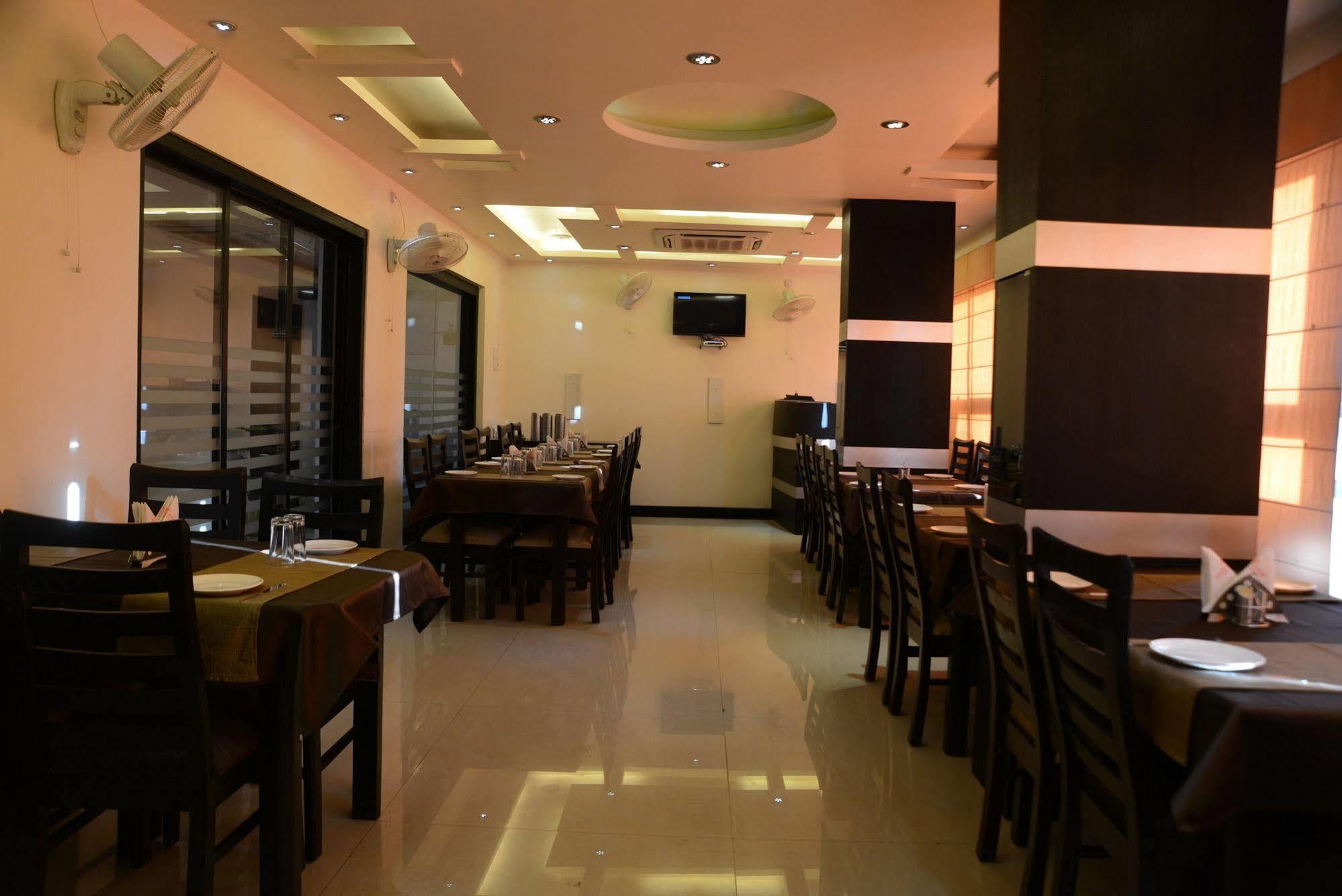 Divine Destination Hotel Benares Buitenkant foto