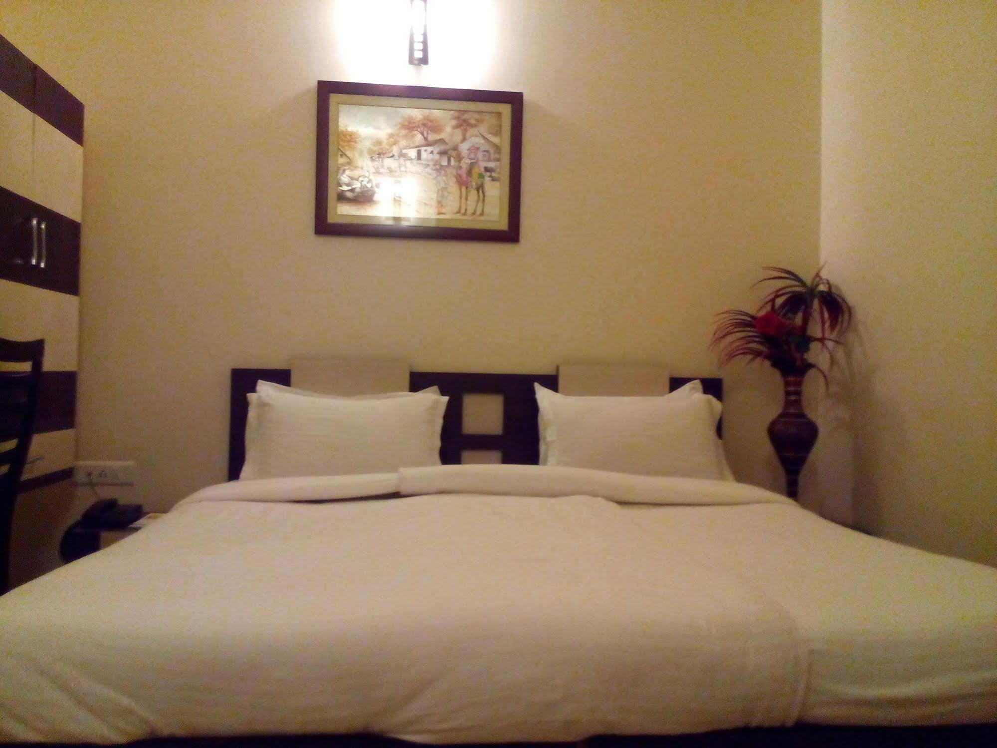 Divine Destination Hotel Benares Buitenkant foto