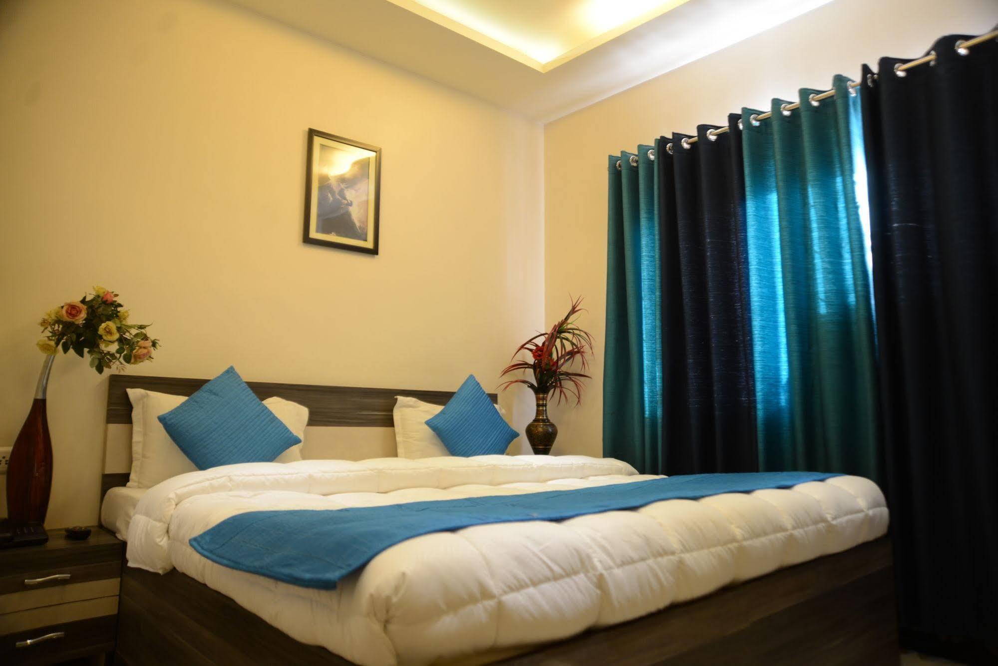 Divine Destination Hotel Benares Buitenkant foto