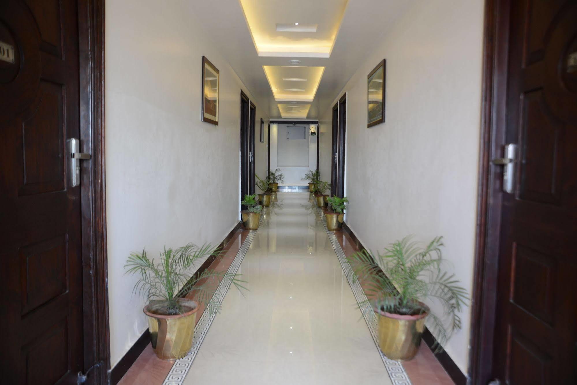 Divine Destination Hotel Benares Buitenkant foto