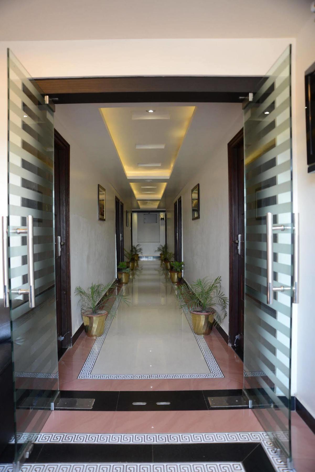 Divine Destination Hotel Benares Buitenkant foto